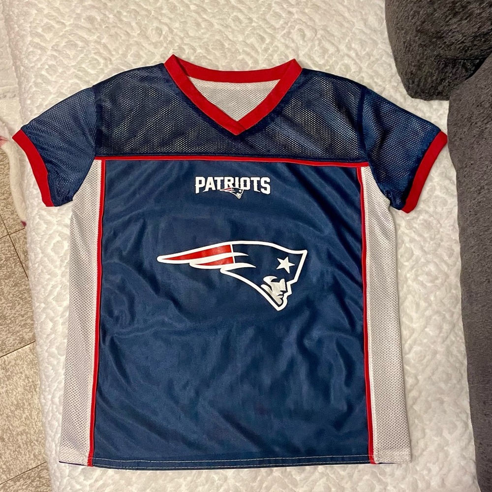 NFL New England Patriots reversible jersey, size Youth Medium.